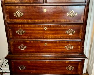 Chest of Drawers, matching queen bedroom set. 