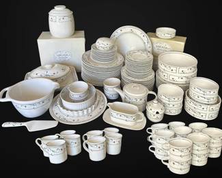 130Piece Mikasa Intaglio CAC20 Annette China Set 