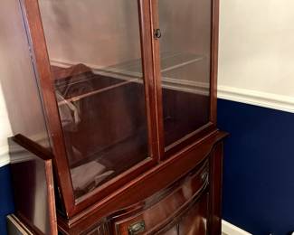 Very nice china cabinet in Mahogany with glass