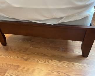 $250 Coaster Fine Furniture -Like  New- twin bed with Serta mattess and boxspring