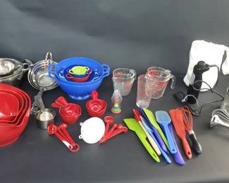 Large Kitchen Utensil Gadget Lot  Mixing Bowls, Measuring Cups, Colanders, Utensils, KitchenAid