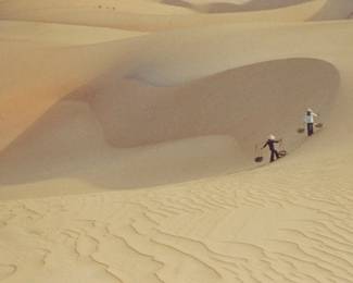 2059
Don Hong-Oai
(1929-2004)
Untitled, figures walking along dunes
Toned gelatin silver print on paper
From the edition of unknown size, printed later
Signed in English and Chinese in pencil on the overmat, lower left: D Oai
Sight: 4.5" H x 6.5" W
Estimate: $400 - $600
