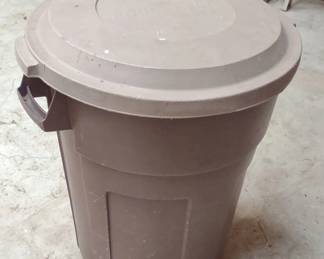 Rubbermaid Roughneck Round Trash Can