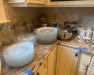 LaAbundance of Table & Dinnerware