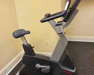 LifeFitness Club Series Upright Stationary Exercise Bike