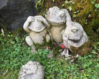 Outdoor Frog Sculptures