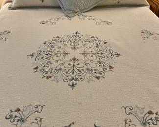 Lovely bedspread, pillows