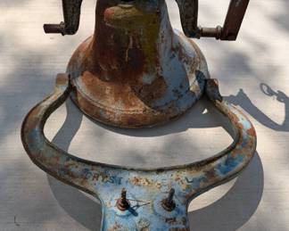 Late-1800s C.S. Bell Co. No. 2 “Crystal Metal” cast-iron farm bell from Hillsboro, Ohio