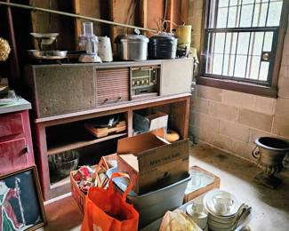 Vintage stereo in the basement