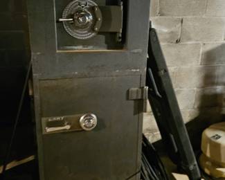 Vintage combination safe by Gary company