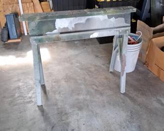 SET METAL SAWHORSES
