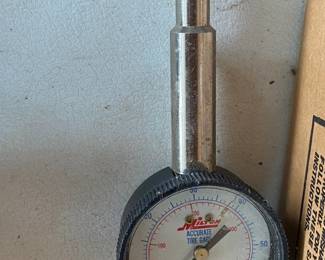 MILTON DIAL TIRE PRESSURE GAUGE