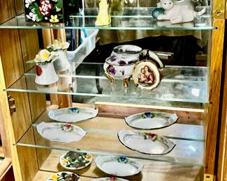 Mini curio cabinet w/mini collectibles 