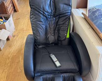 Massaging chair w foot massage