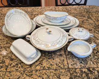 155 1950sNoritakeStanwyck5818ServingPiecesScrollLeafGoldTrim