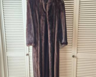 139 LongChocolateBrownMinkFurCoatSizeSmall