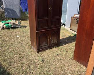 Middle cabinet of the 3 piece set