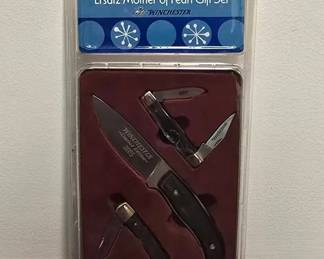 Winchester 2005 Limited Edition Knife Gift Set – Ersatz Mother of Pearl (3-Pc)
A collectible Winchester 2005 Limited Edition 3-piece knife gift set, still sealed in original packaging. This set features stylish ersatz mother-of-pearl inlay handles paired with durable surgical stainless steel blades, making it both display-worthy & practical.
