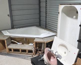 Working Jacuzzi tub with stand, sinks, bathtub