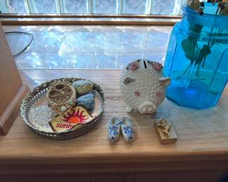 bathroom between kitchen and bedroom