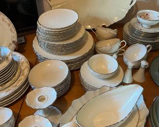 Lenox Weatherly - 43 pc