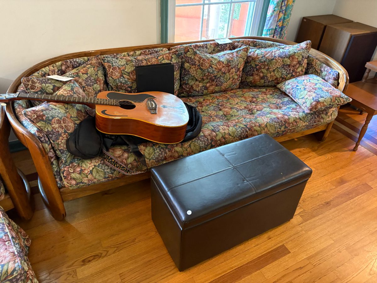 Vintage midcentury sofa, great lines! 