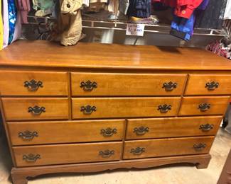Vintage 1960s dresser (has matching mirror)