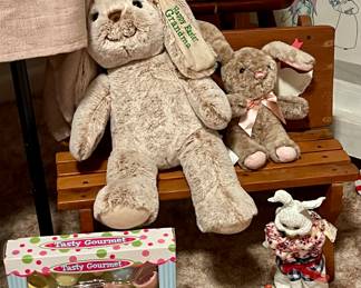 CHILDS BENCH, STUFFED ANIMALS
