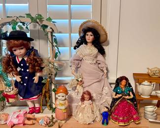 VINTAGE DOLLS, CHILDS TEA SET