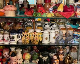 SALT/PEPPER SHAKERS