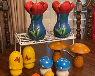 RETRO SALT/PEPPER SHAKERS