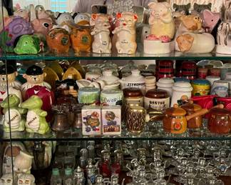 SALT/PEPPER SHAKERS