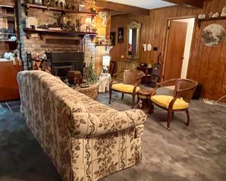 VINTAGE FLORAL COUCH