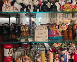 SALT/PEPPER SHAKERS