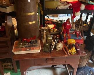 Antique Children's Toys, Antique Action Figures, Vintage Desk, Vintage Barrel