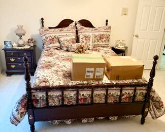 Queen mahogany besroom suite