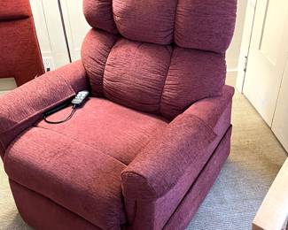 Great Comfort Zone recliner/lift chair by Golden Technologies. Great condition!