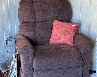 Brown lift chair in excellent condition