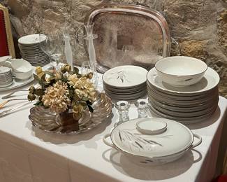 Beautiful set of Easterling China from Bavaria Germany