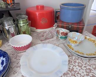 Retro 1970s Tupperware cake carrier