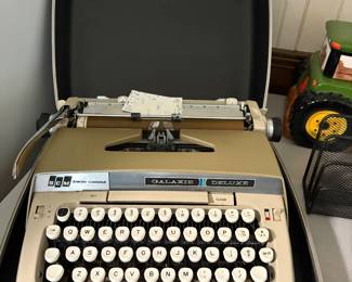 Vintage Smith- Galaxie Deluxe Portable typewriter