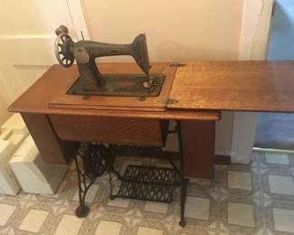 1900s Singer sewing machine with wood table stand & treadle.