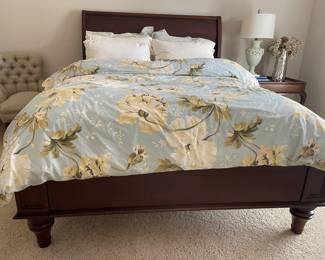 Queen size bed & linens