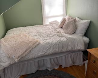 Upstairs Bedroom 3
Full size bed
