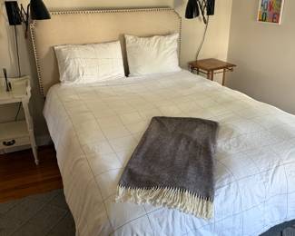 Upstairs Bedroom 1
Queen size bed
Wall sconces/lights