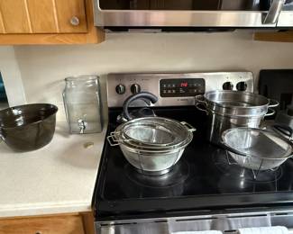 Kitchen
Cookware
Pottery bowl