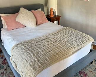 Upstairs Bedroom 2
Queen size bed