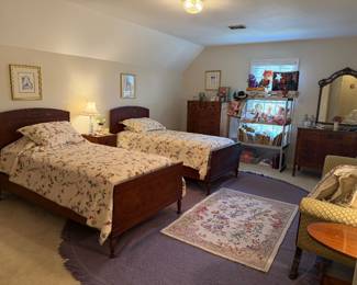 Sligh Furniture Hepplewhite Crotch Mahogany Bedroom suite