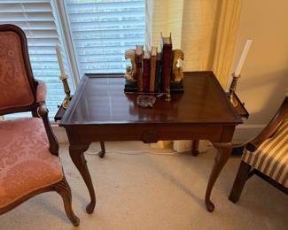 Vintage Queen Anne style tea table w/slides