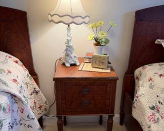 Sligh Furniture Hepplewhite style side table